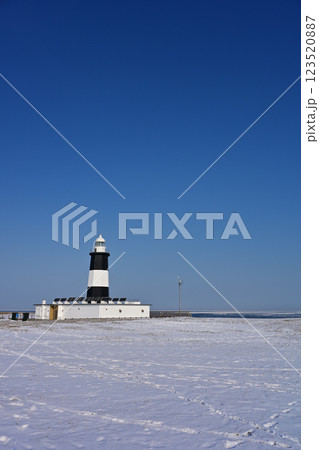 冬の能取岬灯台 123520887