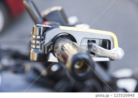 バイクのハンドルにつけた鍵 123520948