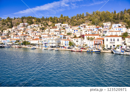 クルーズ船で行くエーゲ海の美しい島 123520971