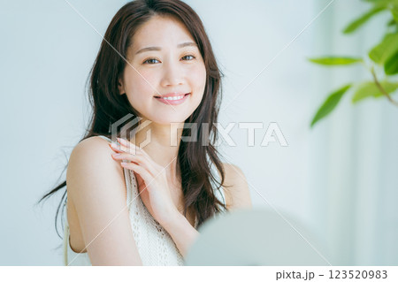 若い女性の美容イメージ 若い女性の美容イメージ 123520983