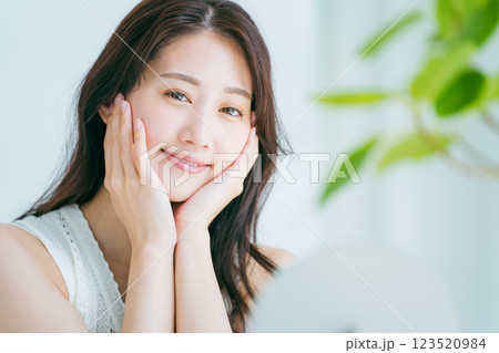 若い女性の美容イメージ 123520984