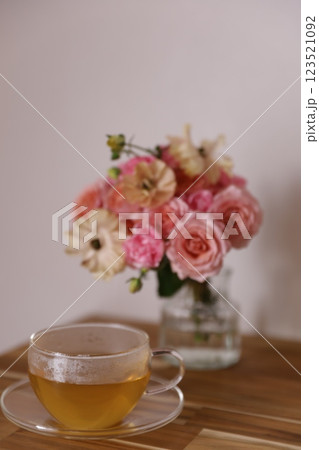 ピンク系の花とハーブティー 123521092