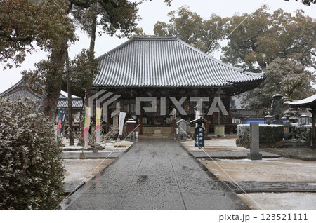 雪の四国霊場第70番札所「本山寺」本堂 雪の四国霊場第70番札所「本山寺」本堂 123521111