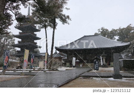 雪の四国霊場第70番札所「本山寺」本堂、赤堂、五重塔を見る 雪の四国霊場第70番札所「本山寺」本堂、赤堂、五重塔を見る 123521112
