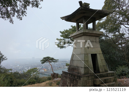 冬の琴弾山、石造の高灯籠から財田川河口の観音寺市旧市街を見る 冬の琴弾山、石造の高灯籠から財田川河口の観音寺市旧市街を見る 123521119