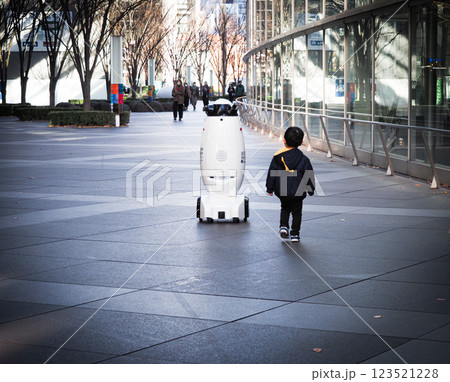 国際フォーラム前の少年とロボット 国際フォーラム前の少年とロボット 123521228
