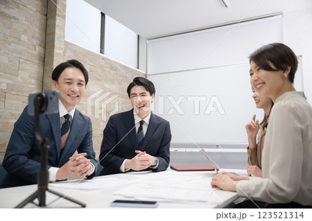 youtubeの動画や会議やセミナーをオンラインなどで配信する複数のチームでのビジネスシーン youtubeの動画や会議やセミナーをオンラインなどで配信する複数のチームでのビジネスシーン 123521314