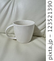 白いマグカップと白いソファー 123521390