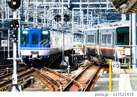 姫路駅にて特急はくとと姫新線が並行して走る風景 姫路駅にて特急はくとと姫新線が並行して走る風景 123521418