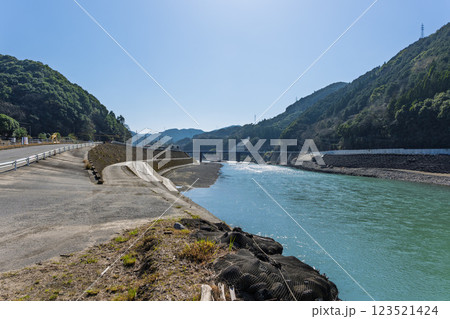 春日和　大自然の山並みを背景に映える球磨川風景　(球磨郡球磨村) 123521424