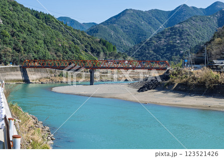 春日和　大自然の山並みを背景に映える球磨川風景　(球磨郡球磨村) 123521426