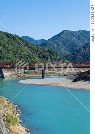 春日和　大自然の山並みを背景に映える球磨川風景　(球磨郡球磨村) 123521427