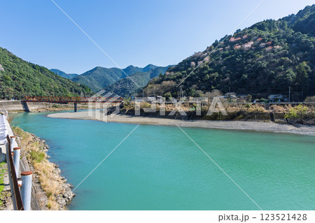 春日和　大自然の山並みを背景に映える球磨川風景　(球磨郡球磨村) 123521428