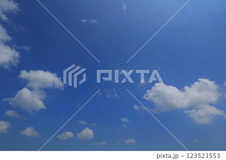 夏の青空と白い雲 123521553