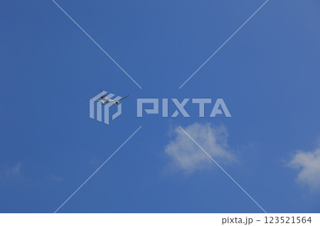 夏の青空と白い雲 123521564