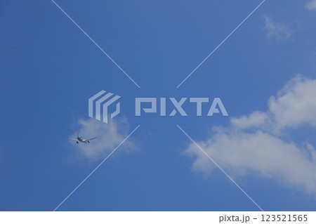 夏の青空と白い雲 123521565