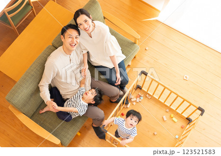 リビングでくつろぐ若い家族 123521583