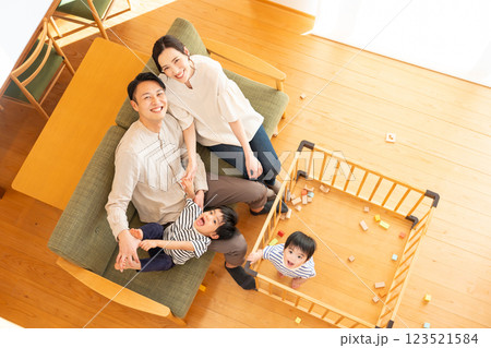 リビングでくつろぐ若い家族 123521584
