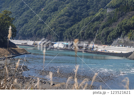 球磨川流域復興風景 大自然の山並みを背景に映える球磨川風景 (球磨郡球磨村) 球磨川流域復興風景 大自然の山並みを背景に映える球磨川風景 (球磨郡球磨村) 123521621