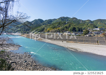 春日和　大自然の山並みを背景に映える球磨川風景　(球磨郡球磨村) 123521625