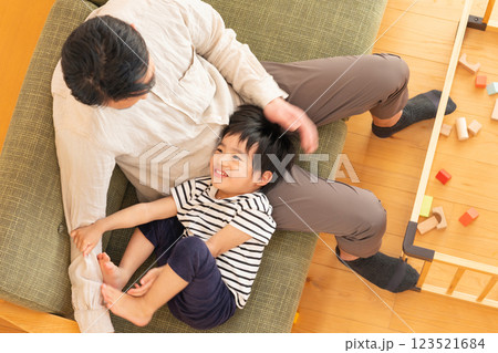 リビングで遊ぶ子供と若い父親 123521684