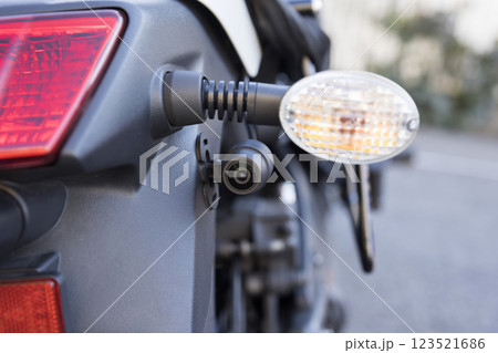 バイクの後方に取り付けたドライブレコーダーのカメラ 123521686