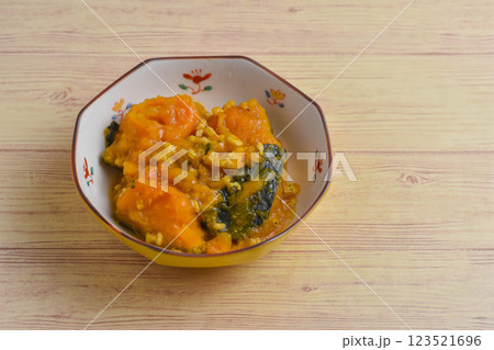 カボチャと挽き肉の煮物 123521696
