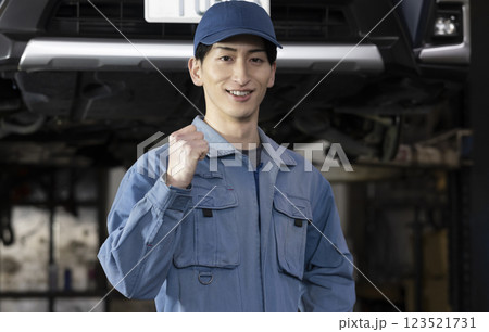 自動車の整備をする男性 自動車の整備をする男性 123521731