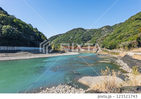 春日和 大自然の山並みを背景に映える球磨川風景 (球磨郡球磨村) 春日和 大自然の山並みを背景に映える球磨川風景 (球磨郡球磨村) 123521743