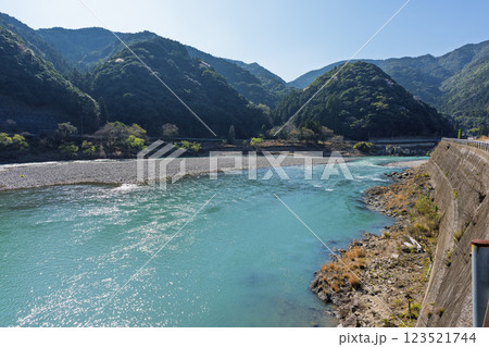春日和　大自然の山並みを背景に映える球磨川風景　(球磨郡球磨村) 123521744