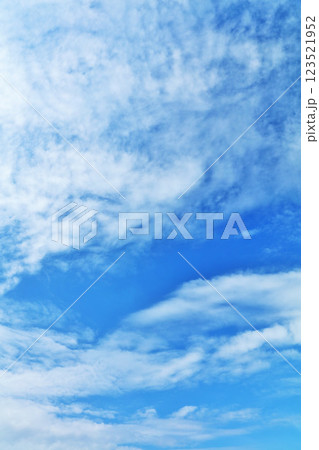 秋の青空と雲 秋の青空と雲 123521952