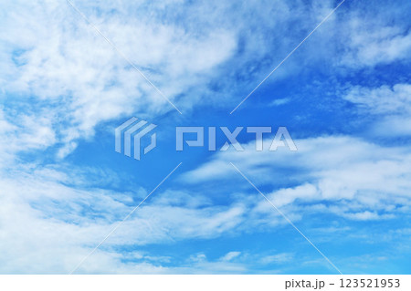 秋の青空と雲 123521953