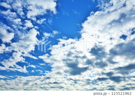 秋の青空と雲 123521962