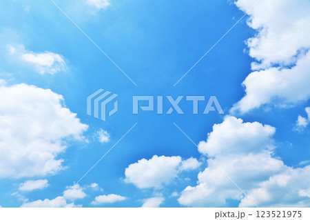 夏の青空と雲 123521975