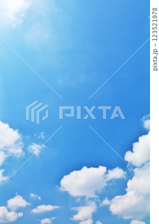 夏の青空と雲 123521978