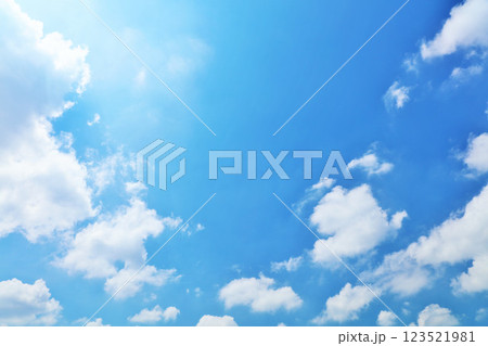 夏の青空と雲 123521981