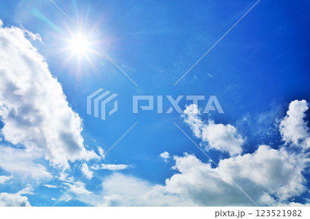 夏の青空と雲　そして太陽 123521982