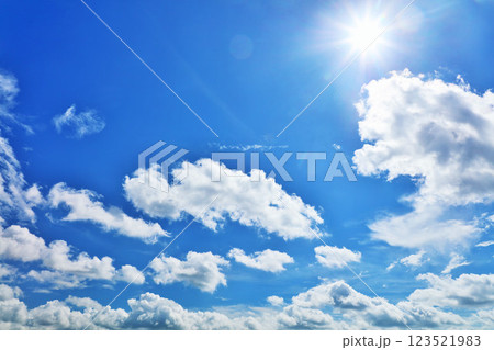 夏の青空と雲　そして太陽 123521983