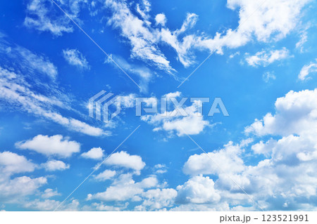 夏の青空と雲 夏の青空と雲 123521991