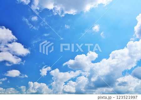 夏の青空と雲 123521997