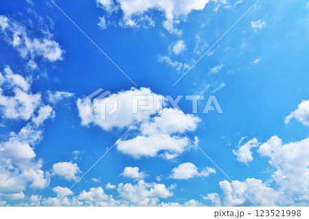 夏の青空と雲 123521998