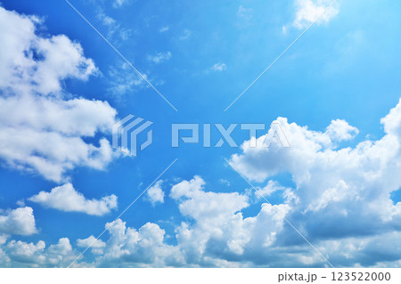 夏の青空と雲 123522000