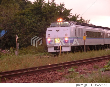 夕景に染まる特急列車(特急オホーツク・キハ183系・石北本線)《北海道》 夕景に染まる特急列車(特急オホーツク・キハ183系・石北本線)《北海道》 123522338