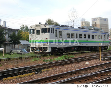 網走駅前を走る普通列車(キハ40系・石北本線)《北海道》 網走駅前を走る普通列車(キハ40系・石北本線)《北海道》 123522343