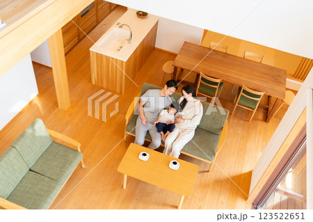 リビングでくつろぐ若い家族 123522651
