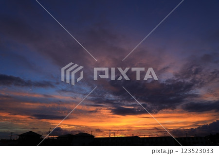 夕日に染まる雲 123523033