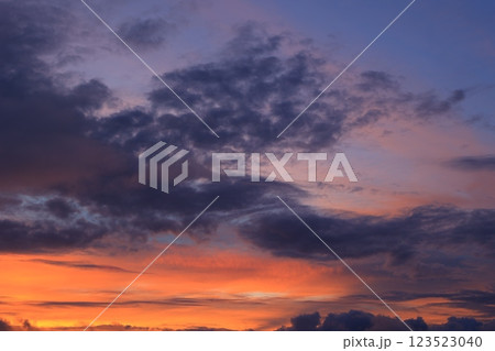 夕日に染まる雲 123523040