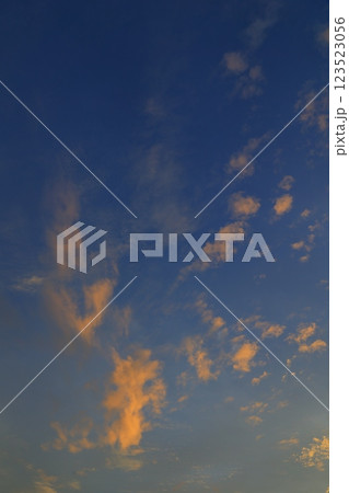 夕日に染まる雲 123523056