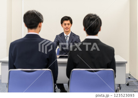 複数人のビジネスのイメージカット 123523093