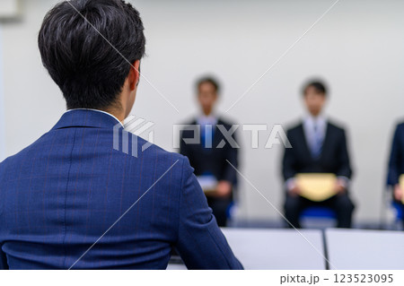 複数人のビジネスのイメージカット 123523095